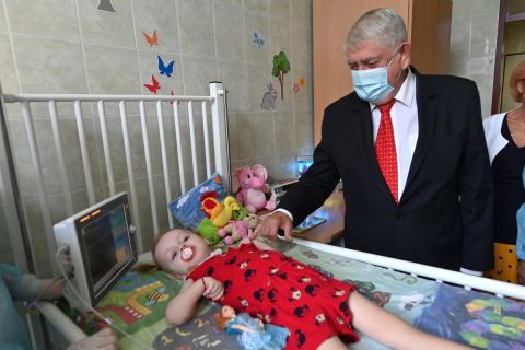 Kásler Miklós, az emberi erőforrások minisztere a két és fél éves Annával, aki Magyarországon elsőként kapott államilag támogatott SMA-kezelést a budapesti Bethesda Gyermekkórházban 2021. július 16-án.