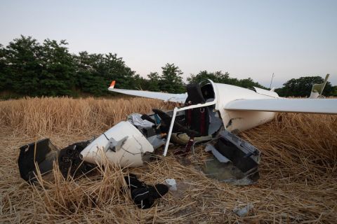 Lezuhant és összetört vitorlázó repülőgép Apostagnál 2021. július 3-án. A gép eddig tisztázatlan körülmények között egy mezőgazdasági területre zuhant. A balesetben a repülőt vezető 56 éves férfi megsérült, őt a mentők kórházba vitték.