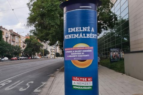 Átragasztotta a Momentum a kormány egybites emojis plakátjait