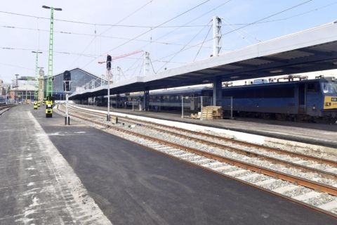 Újraaszfaltozott peronok a Nyugati pályaudvaron 2021. július 18-án.