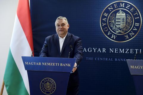 Orbán Viktor miniszterelnök sajtótájékoztatót tart Matolcsy Györggyel, a Magyar Nemzeti Bank (MNB) elnökével, miután a jegybankelnök társaságában megtekintette az MNB által őrzött aranytartalékot Budapesten, az MNB logisztika központjában 2021. július 6-án.