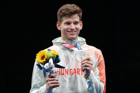 Az ezüstérmes Siklósi Gergely a férfi párbajtőrözők egyéni versenyének eredményhirdetésén a tokiói nyári olimpián a Makuhari Rendezvényközpontban 2021. július 25-én.