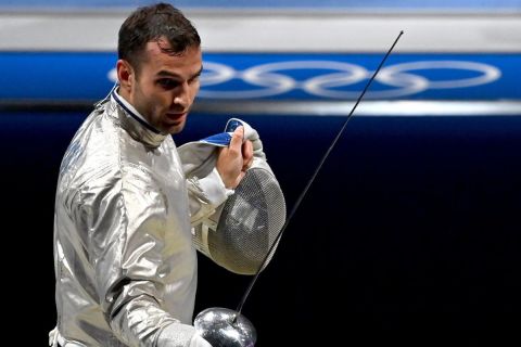 Szilágyi Áron a venezuelai José Quintero elleni asszója közben a 32 között a férfi kardozók egyéni versenyében a tokiói nyári olimpián a Makuhari Rendezvényközpontban 2021. július 24-én. Szilágyi Áron továbbjutott a nyolcaddöntőbe.