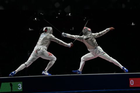 Szilágyi Áron (j) és a georgiai Sandro Bazadze asszója a férfi kardozók egyéni versenyének elődöntőjében a tokiói nyári olimpián a Makuhari Rendezvényközpontban 2021. július 24-én.