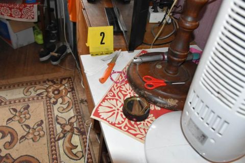 Az eset helyszínén készült fotó, az asztalon a testvérvitában előkerült kés.
