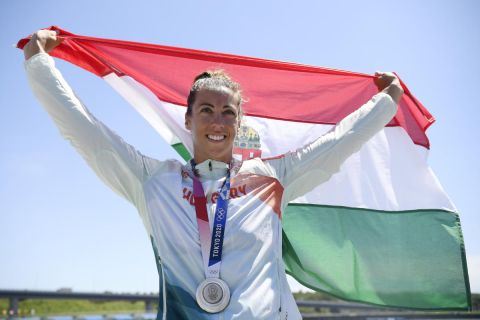Az ezüstérmes Csipes Tamara a női kajak egyesek 500 méteres versenyének eredményhirdetésén a tokiói nyári olimpián a Sea Forest Kajak-kenu Pályán 2021. augusztus 5-én.