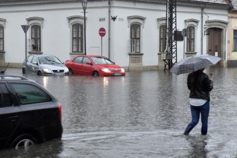 Gyalogos a felhőszakadás miatt felgyülemlett esővízben Esztergom belvárosában 2021. augusztus 5-én.