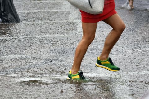 Gyalogos a felhőszakadás miatt felgyülemlett esővízben, az esztergomi Széchenyi téren 2021. augusztus 5-én.