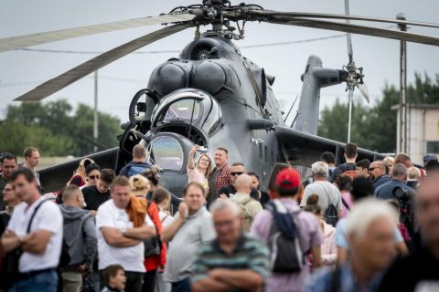 Látogatók a kecskeméti nemzetközi repülőnap és haditechnikai bemutató első napján az MH 59. Szentgyörgyi Dezső repülőbázison 2021. augusztus 28-án.