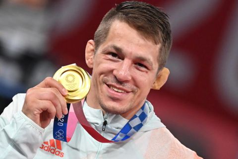 Az aranyérmes Lőrincz Tamás a férfi kötöttfogású birkózók 77 kilogrammos kategóriájának eredményhirdetésén a tokiói nyári olimpián a Makuhari Rendezvényközpontban 2021. augusztus 3-án.