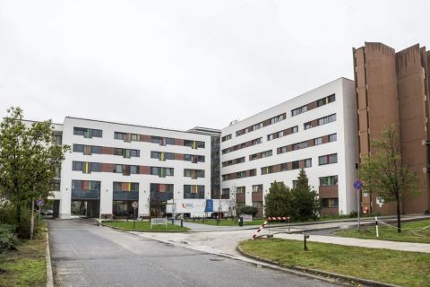 A tatabányai Szent Borbála Kórház új, 5600 négyzetméteres központi épülete az átadás napján, 2015. október 14-én.