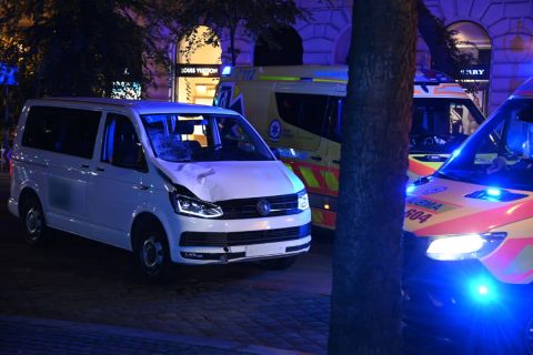 Sérült mikrobusz az Andrássy úton, miután halálra gázolt egy férfit 2021. szeptember 4-én késő este.