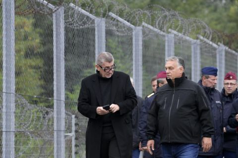 Orbán Viktor miniszterelnök (elöl, j) és Andrej Babis cseh kormányfő (b) határszemlén a magyar-szerb határnál, az ideiglenes biztonsági határzárnál 2021. szeptember 22-én.