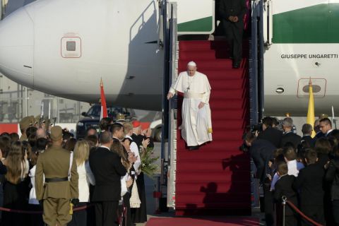 Ferenc pápa megérkezik a Liszt Ferenc-repülőtérre 2021. szeptember 12-én.