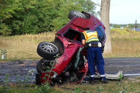 Ütközésben összetört személygépkocsi a 441-es úton, Ceglédnél 2021. szeptember 18-án.