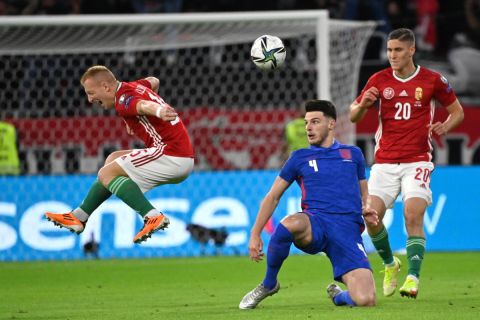 Kleinheisler László, az angol Declan Rice és Sallai Roland (b-j) a labdarúgó világbajnoki selejtezők 4. fordulójában játszott Magyarország - Anglia mérkőzésen a Puskás Arénában 2021. szeptember 2-án.