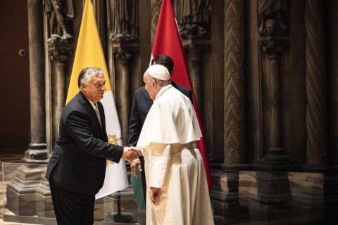 Ferenc pápa találkozója (j) Orbán Viktor miniszterelnökkel az 52. Nemzetközi Eucharisztikus Kongresszus (NEK) zárómiséje előtt a Szépművészeti Múzeumban 2021. szeptember 12-én. Középen Áder János köztársasági elnök (takarásban).