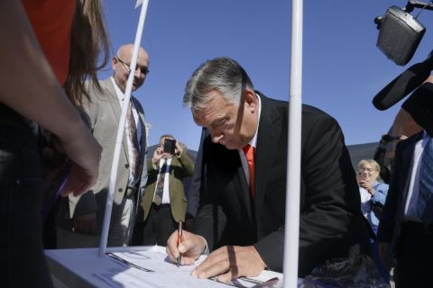 Orbán Viktor miniszterelnök aláírja a Fidesz és a KDNP Stop, Gyurcsány! Stop, Karácsony! petícióját a Tokaj-Hegyalja Egyetem tanévnyitó ünnepsége után Sárospatakon 2021. szeptember 25-én.