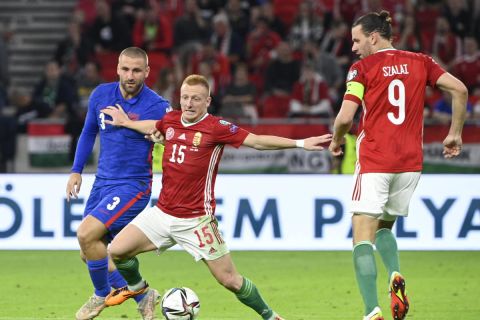 Az angol Luke Shaw, valamint Kleinheisler László és Szalai Ádám (b-j) a labdarúgó világbajnoki selejtezők 4. fordulójában játszott Magyarország - Anglia mérkőzésen a Puskás Arénában 2021. szeptember 2-án.
