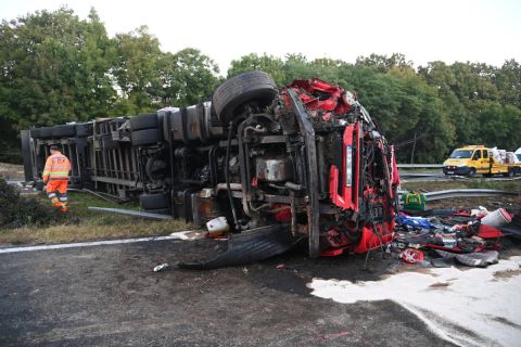 Oldalára borult, összeroncsolódott kamion az M7-es autópályán Martonvásárnál 2021. október 4-én.