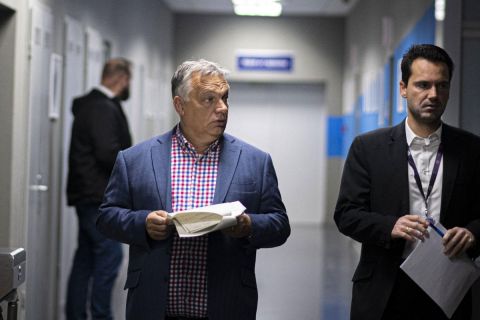 Orbán Viktor miniszterelnök (b) érkezik a Kossuth Rádió stúdiójába, ahol interjút adott a Jó reggelt, Magyarország! című műsorban 2021. október 1-jén. Mellette Havasi Bertalan, a Miniszterelnöki Sajtóiroda vezetője.