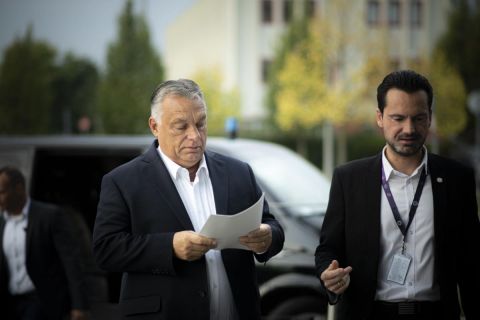Orbán Viktor miniszterelnök (b) érkezik 2021. október 8-án a Kossuth Rádió stúdiójába, ahol interjút adott a Jó reggelt, Magyarország! című műsorban. Mellette Havasi Bertalan, a Miniszterelnöki Sajtóiroda vezetője.