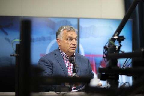 Orbán Viktor miniszterelnök, mielőtt interjút ad a Jó reggelt, Magyarország! című műsorban a Kossuth Rádió stúdiójában 2021. október 1-jén.