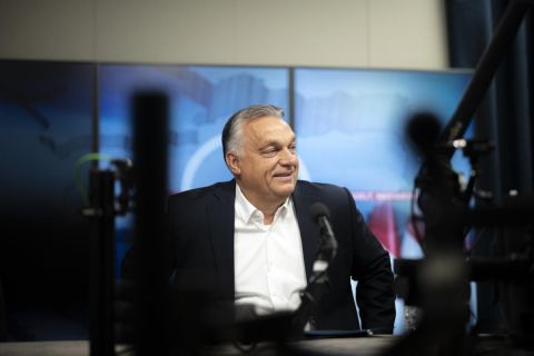 A Miniszterelnöki Sajtóiroda által közreadott képen Orbán Viktor miniszterelnök a Jó reggelt, Magyarország! című műsorban adott interjúja előtt a Kossuth Rádió stúdiójában 2021. október 8-án.