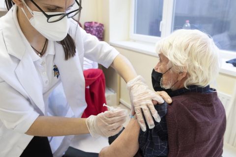 Csehely Csilla bőrgyógyász beolt egy nőt a német-amerikai fejlesztésű Pfizer-BioNTech koronavírus elleni oltóanyag, a Comirnaty-vakcina harmadik, emlékeztető adagjával a Jósa András Oktatókórházban kialakított oltóponton Nyíregyházán 2021. november 11-én.