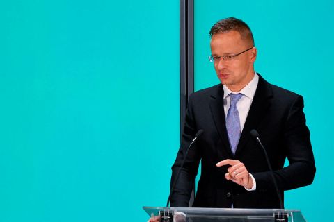 Szijjártó Péter külgazdasági és külügyminiszter beszédet mond az NI Hungary Kft. 20 éves fennállása alkalmából tartott rendezvényen a vállalat debreceni gyárában 2021. november 18-án.