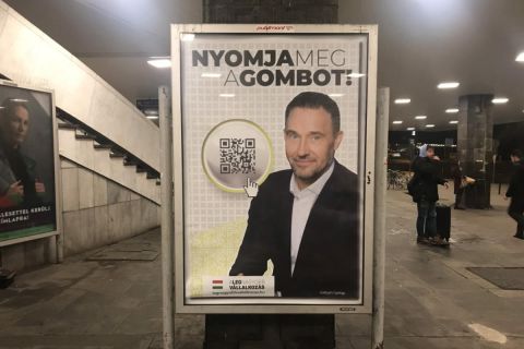 Gattyán György pornómilliárdos plakáthirdetése Budapesten.