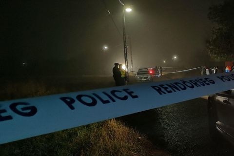Rendőrök helyszínelnek 2021. december 30-án Jászladányban, ahol a gyanú szerint egy 22 éves férfii halálra késelte feleségét.