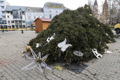 A város karácsonyfája a nyíregyházi Kossuth téren 2021. december 12-én, miután felborult a szélviharban.