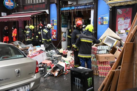 Tűzoltók egy fővárosi élelmiszerboltnál, ahol egy ember meghalt, egy pedig megsérült, miután rájuk szakadt az üzletben a galéria a VIII. kerületi Baross utcában 2021. december 28-án.