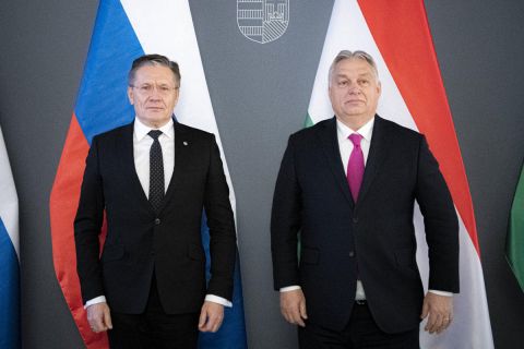 Orbán Viktor miniszterelnök (j) fogadja Alekszej Lihacsovot, a Roszatom orosz állami atomenergetikai konszern vezérigazgatóját (b) a Karmelita kolostorban 2021. december 17-én.
