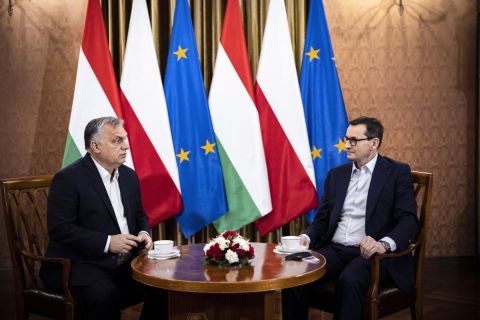 Orbán Viktor miniszterelnök (b) és Mateusz Morawiecki lengyel kormányfő (j) tárgyal a varsói miniszterelnöki hivatalban 2021.