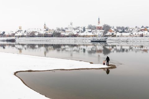 Bevahazott épületek a szentendrei Dunakorzón 2021. december 5-én. Az előtérben a Szentendrei-sziget partja.