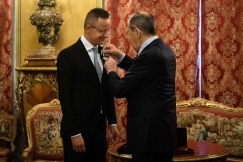 Szergej Lavrov orosz külügyminiszter megjutalmazza Szijjártó Péter magyarországi barátját.