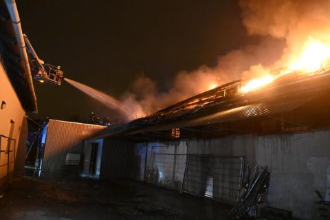 Tűzoltók egy telephelyen, amely kigyulladt a főváros XVIII. kerületi Fáy utcában 2021. december 11-én.