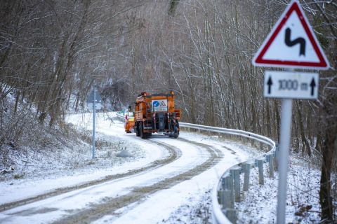 Hótoló halad a Zala megyei Újudvar és Nagybakónak közötti úton Újudvar közelében 2022. január 21-én.