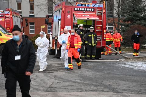 Tűzoltók a fővárosi XI. kerületi Szent Imre kórházban, ahol tűz ütött ki 2022. január 23-án reggel.