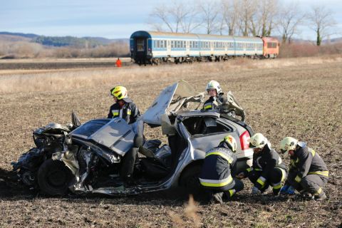 Ütközésben összeroncsolódott személyautó Tapolca közelében a 7345-ös számú út vasúti átjárójánál 2022. január 1-jén.