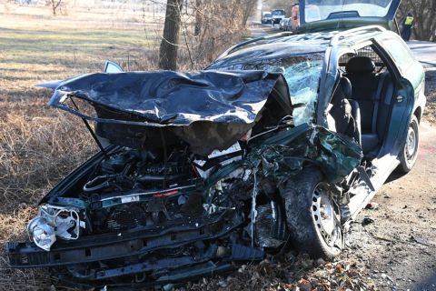 Ütközésben összeroncsolódott személygépkocsi a 12-es út Vác és Verőce közötti szakaszán 2022. február 12-én. A balesetben két autó összeütközött, egy ember meghalt, kettő pedig súlyos sérüléseket szenvedett.