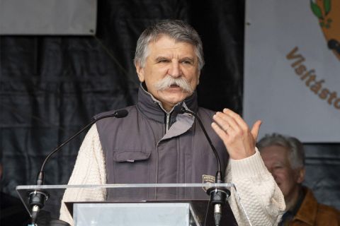 Kövér László, az Országgyűlés elnöke beszédet mond a hetedik Nemesgörzsönyi Böllérverseny és Fesztivál megnyitóján 2022. február 19-én.