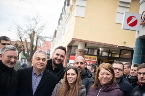 „Én is akarok” – Megjelent a ceglédieknek Orbán Viktor, volt, aki gyógyító erőt is tulajdonított neki