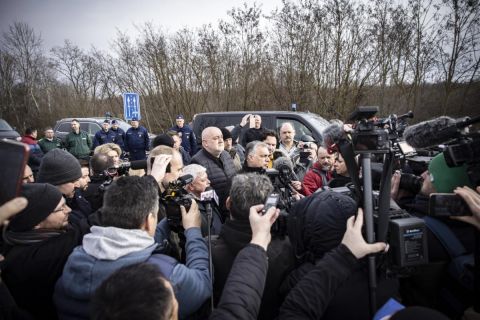 Orbán Viktor miniszterelnök sajtótájékoztatót tart a beregsurányi magyar-ukrán határállomáson 2022. február 26-án.