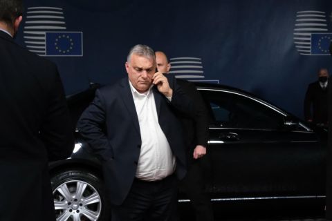 Az Európai Tanács által közreadott képen Orbán Viktor miniszterelnök megérkezik az Európai Unió állam- és kormányfői rendkívüli csúcstalálkozójára, amelyet az orosz-ukrán válság ügyében tartanak Brüsszelben 2022. február 24-én.