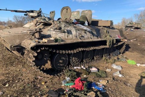 Megsemmisült orosz tank Harkov közelében 2022. február 24-én.