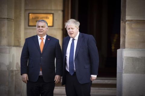 A V4-ek és az Egyesült Királyság csúcstalálkozójára érkező Orbán Viktor kormányfőt (b) fogadja Boris Johnson brit miniszterelnök (j) a londoni Lancaster House előtt 2022. március 8-án.