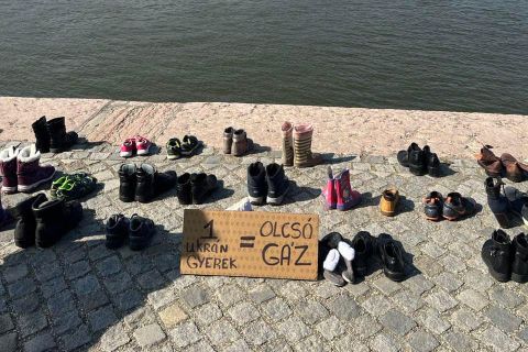 Cipőket tesznek ukránok a Duna-partra, hogy Orbán „gázár” Viktor is megértse